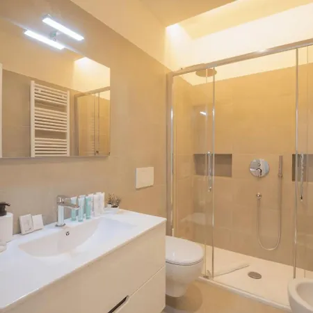 Sophisticated Two Bedroom - Check Profile דירה