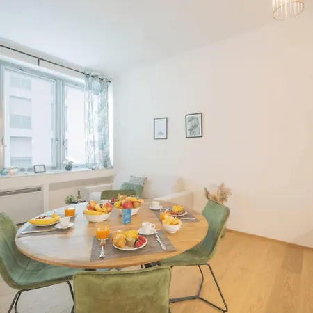 Sophisticated Two Bedroom - Check Profile דירה *